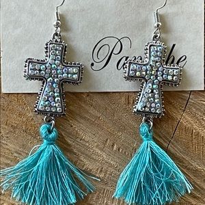 NWT! BeAuTiFuL Boutique BLiNG Cross Tassel Earrings! 🛍